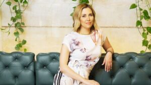 Σcreenshot από το βίντεο της Φωτεινής Πετρογιάννη, όπου εμφανίζεται μια παλιά φωτογραφία του πατέρα της, συνοδεύτη με ένα μήνυμα: «Dad