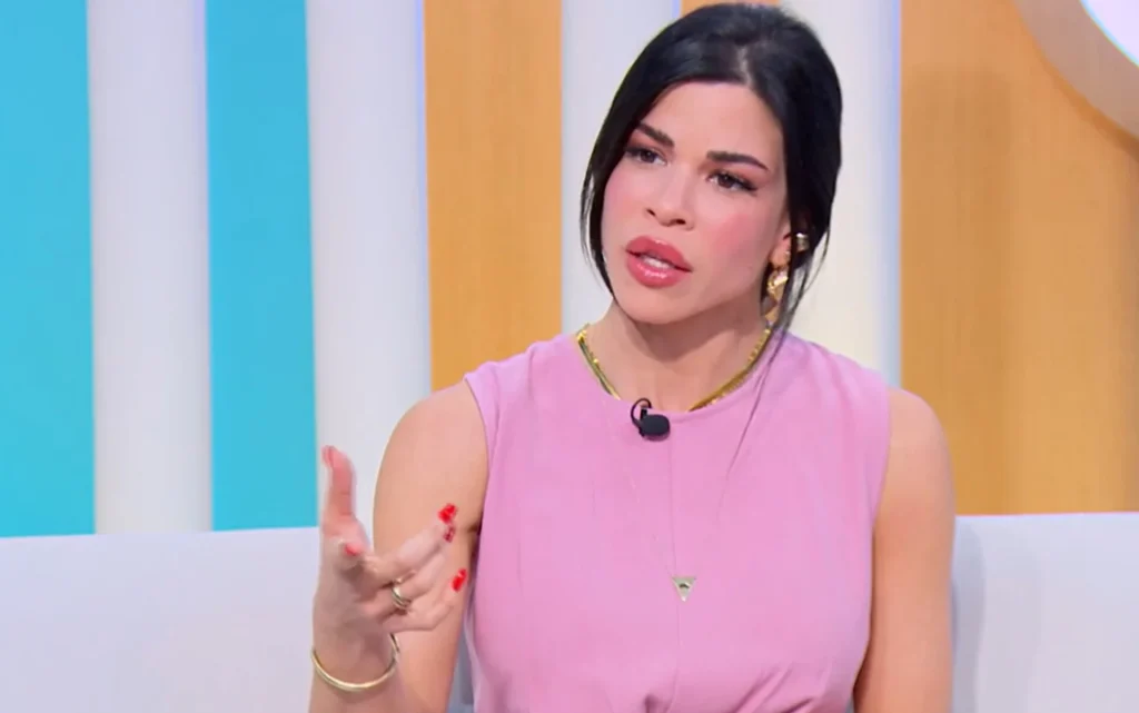 Η Δάφνη Καραβοκύρη στην εκπομπή STATUS του Astra Tv