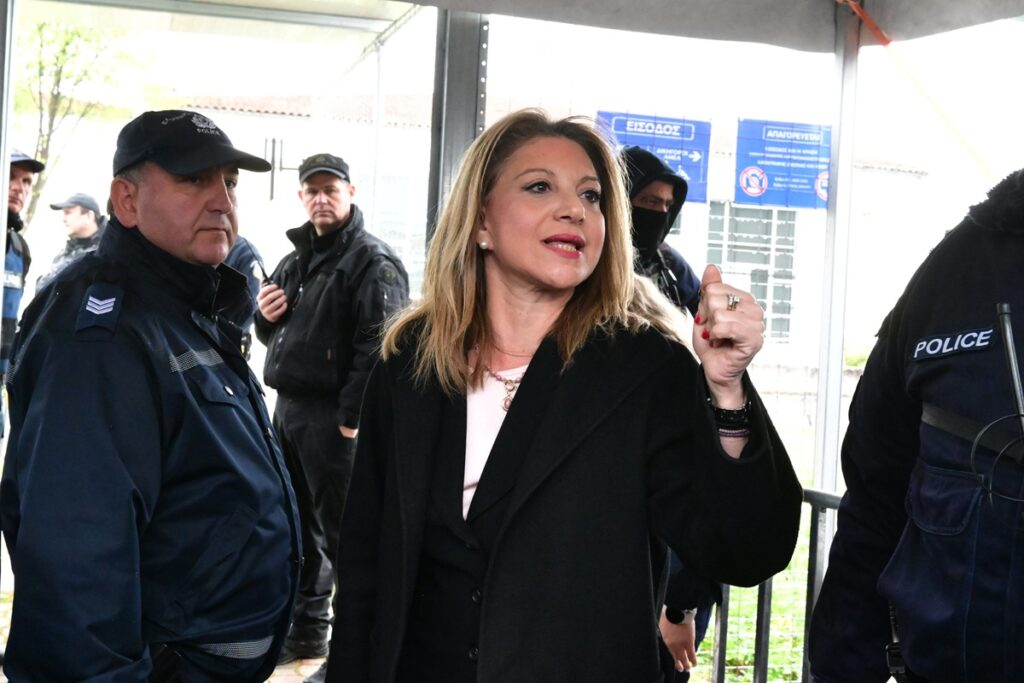 Μαρία Καρυστιανού έξω από τη δίκη των Τεμπών