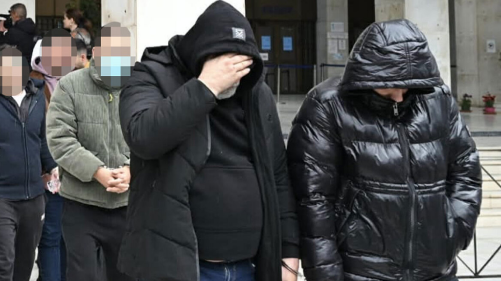 Δικαστική αίθουσα με δικαστήριο να εκδίδει αποφάσεις για την απάτη ΕΦΚΑ, συμβολίζοντας την απονομή δικαιοσύνης.