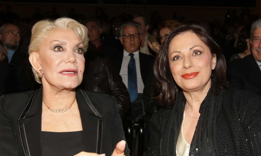 Η Χαρούλα Αλεξίου με έκφραση συγκίνησης, αποχαιρετώντας την Μαρινέλλα.
