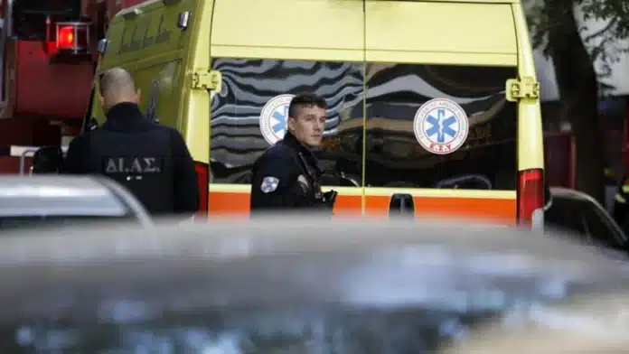 Αστυνομικό όχημα και ασθενοφόρο του ΕΚΑΒ έξω από σπίτι στο Ηράκλειο μετά την αυτοκτονία γιατρού.