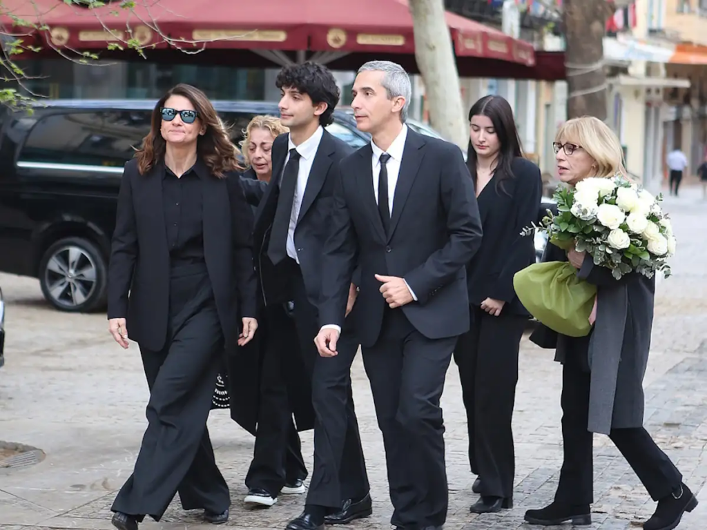 Λαϊκό προσκύνημα για την Μαρινέλλα στη Μητρόπολη Αθηνών