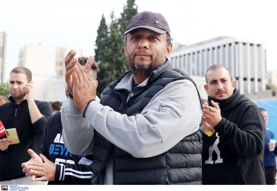 Πάνος Ρούτσι σε αναπηρικό καροτσάκι έξω από το δικαστήριο
