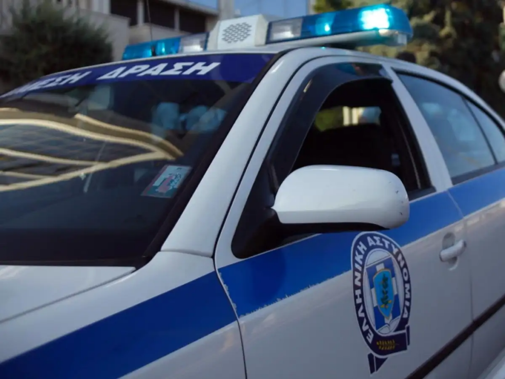 Η 26χρονη εγγονή του πολιτικού συνελήφθη από την ΕΛΑΣ για κατοχή ναρκωτικών και βρίσκεται σε δίκη. Κάνε κλικ για να δείτε την εικόνα της συλλήψεως της.