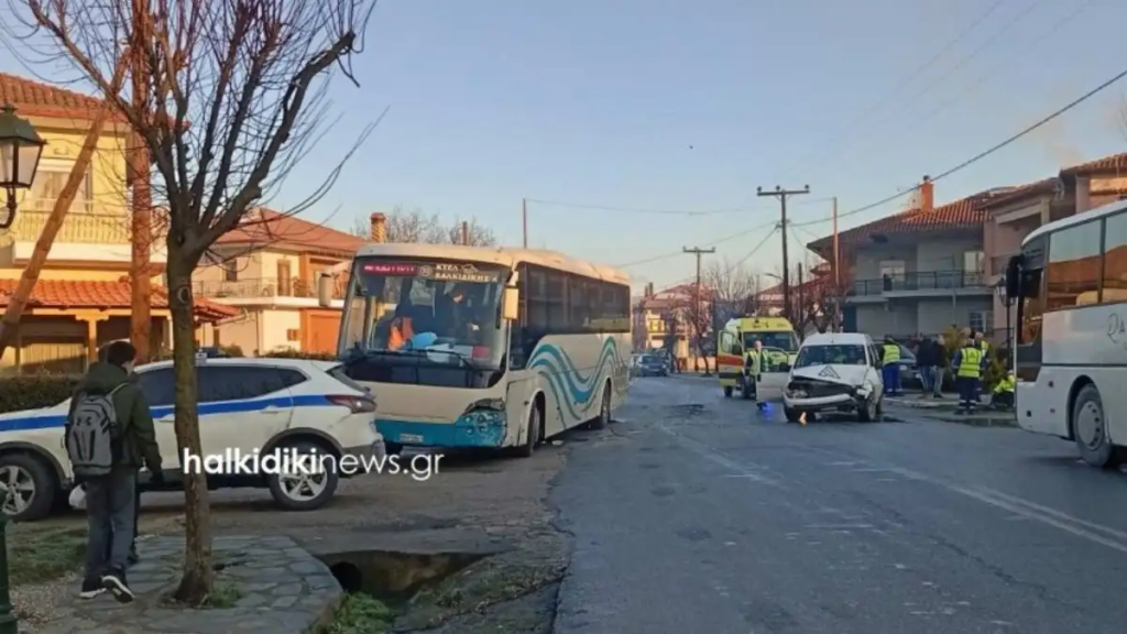 Τροχαίο σε Χαλκιδική: Λεωφορείο και βαν συγκρούονται – Τρεις τραυματίες στο νοσοκομείο