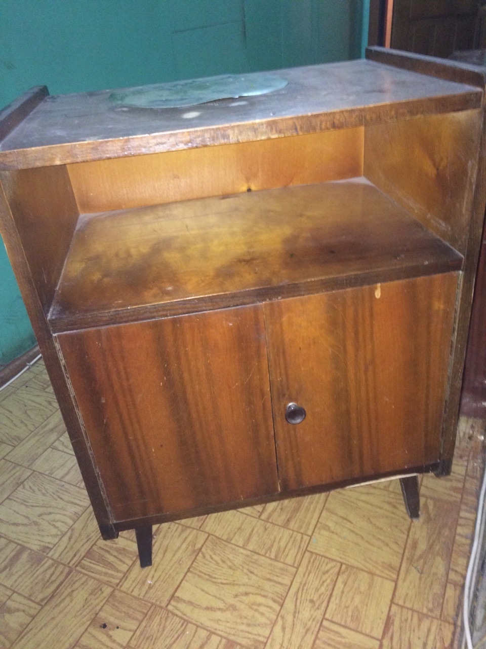 Αξέχαστη DIY ανακαίνιση μίνι μπαρ: Μια γυναίκα ανακαινίζει παλιό ντουλάπι σε ένα κομψό και στυλοβάτη μίνι μπαρ για τον σύζυγό της. Δείτε το εκπληκτικό αποτέλεσμα και την ιστορία πίσω από την δημιουργία τους.