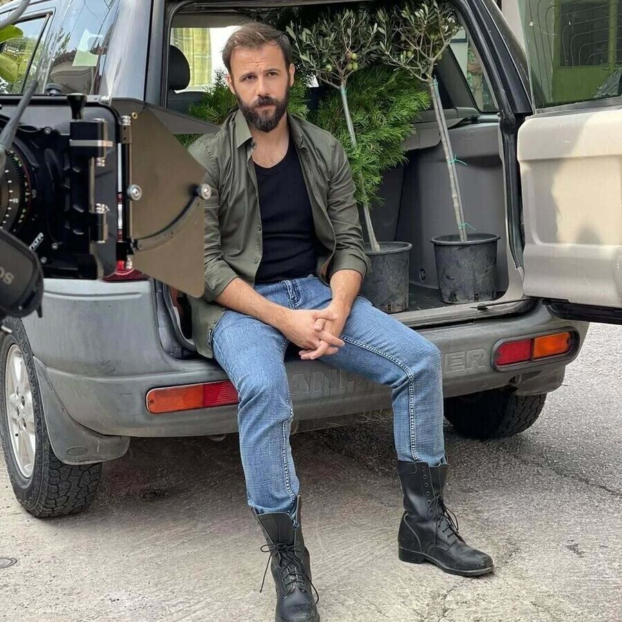 Τίτλος: Νίκος Γκέλια: Η νέα ζωή μετά το διαζύγιο**