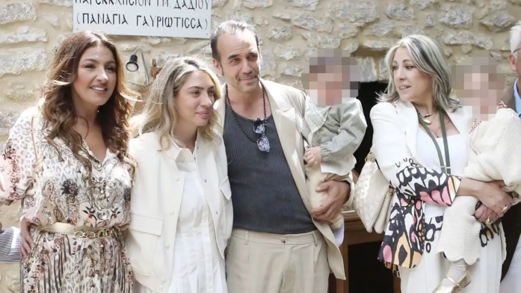 Η βάφτιση του γιου του Πάνο Μουζουράκη: Εικόνες από τη μεγάλη γιορτή με νονά την Έλενα Παπαρίζου