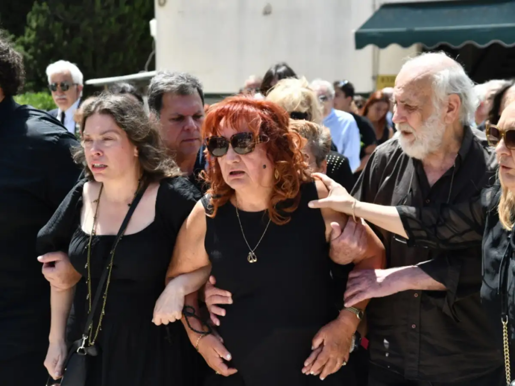 Μαίρη Ραζή: Η última |: συντετριμμένη στην κηδεία του συζύγου