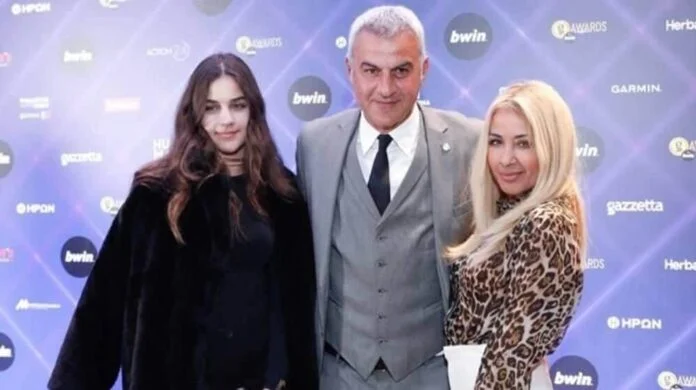Βικτώρια Δέλλα και η μητέρα της: Θλίψη και αναγνωρισιμότητα